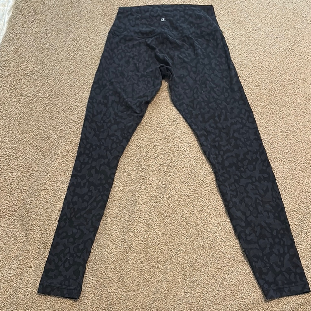 Lululemon Black Leggings with Slim Fit and Stretchy Fabric